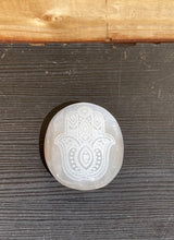 Indlæs billede til gallerivisning Selenit Palmstones