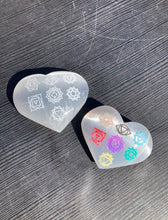 Load image into Gallery viewer, Selenit Hjerte med Chakra Symboler