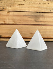 Load image into Gallery viewer, Selenit Pyramide