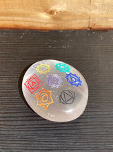 Indlæs billede til gallerivisning Selenit Palmstones med Chakra Symboler
