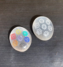 Indlæs billede til gallerivisning Selenit Palmstones med Chakra Symboler