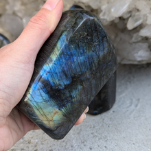 Load image into Gallery viewer, Labradorit freeform 600-700gr