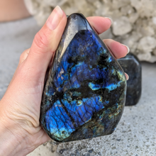 Load image into Gallery viewer, Labradorit freeform 600-700gr