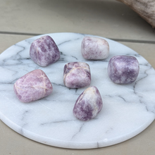 Indlæs billede til gallerivisning Lepidolit Lommesten