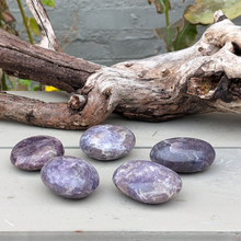 Indlæs billede til gallerivisning Lepidolit palmstones