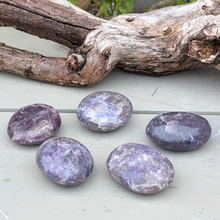 Indlæs billede til gallerivisning Lepidolit palmstones