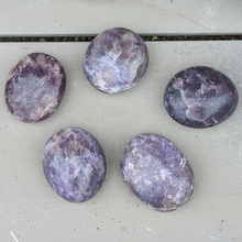 Indlæs billede til gallerivisning Lepidolit palmstones