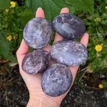 Indlæs billede til gallerivisning Lepidolit palmstones
