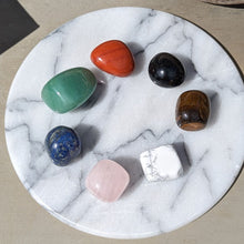 Indlæs billede til gallerivisning Krystal sæt i æske med pendul i chakra farver