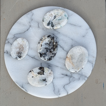 Load image into Gallery viewer, Regnbue månesten nussesten