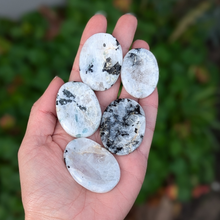 Load image into Gallery viewer, Regnbue månesten nussesten