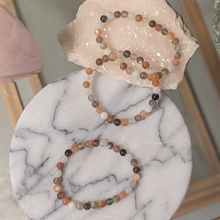 Load image into Gallery viewer, Armbånd i månesten med 6mm perler