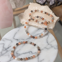 Load image into Gallery viewer, Armbånd i månesten med 6mm perler