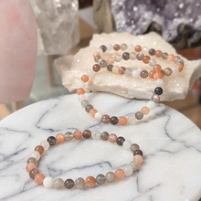 Load image into Gallery viewer, Armbånd i månesten med 6mm perler