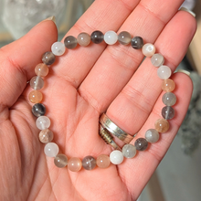 Load image into Gallery viewer, Armbånd i månesten med 6mm perler