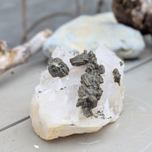 Load image into Gallery viewer, Marcasit på kvarts