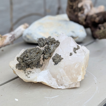 Load image into Gallery viewer, Marcasit på kvarts
