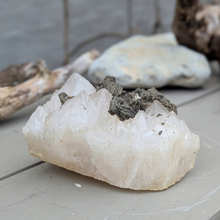 Load image into Gallery viewer, Marcasit på kvarts