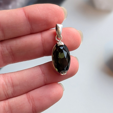 Indlæs billede til gallerivisning Facet slebet moldavit vedhæng