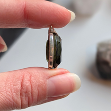Indlæs billede til gallerivisning Facet slebet moldavit vedhæng