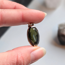 Indlæs billede til gallerivisning Facet slebet moldavit vedhæng