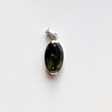 Indlæs billede til gallerivisning Facet slebet moldavit vedhæng