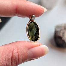 Indlæs billede til gallerivisning Facet slebet moldavit vedhæng