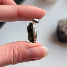 Indlæs billede til gallerivisning Facet slebet moldavit vedhæng