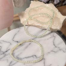 Indlæs billede til gallerivisning Prehnit armbånd med 4 mm perler