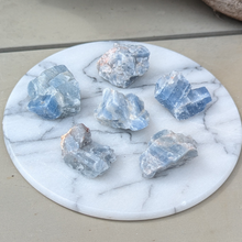 Load image into Gallery viewer, Rå blå calcit lommesten