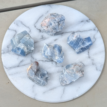Load image into Gallery viewer, Rå blå calcit lommesten