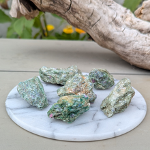 Indlæs billede til gallerivisning Rå fuchsit med rubin