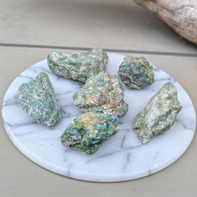 Indlæs billede til gallerivisning Rå fuchsit med rubin