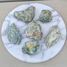 Indlæs billede til gallerivisning Rå fuchsit med rubin