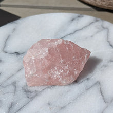 Indlæs billede til gallerivisning Krystal sæt i æske med pendul i chakra farver