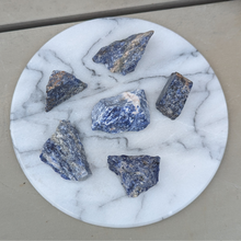 Indlæs billede til gallerivisning Rå sodalit lommesten