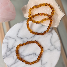 Indlæs billede til gallerivisning Mørk rav armbånd