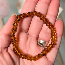 Indlæs billede til gallerivisning Mørk rav armbånd