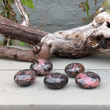 Indlæs billede til gallerivisning Rhodonit palmstones