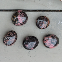 Indlæs billede til gallerivisning Rhodonit palmstones