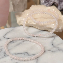 Indlæs billede til gallerivisning Armbånd i lys rosakvarts 4 mm perler