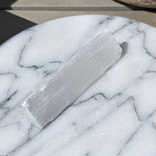 Indlæs billede til gallerivisning Krystal sæt i æske med pendul i chakra farver