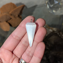 Indlæs billede til gallerivisning Selenit pendul vedhæng