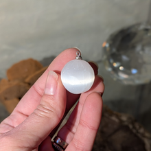 Indlæs billede til gallerivisning Selenit kugle vedhæng