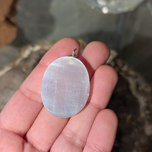 Indlæs billede til gallerivisning Selenit oval vedhæng