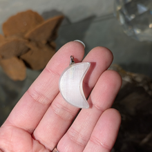 Indlæs billede til gallerivisning Selenit måne vedhæng