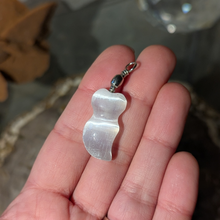 Indlæs billede til gallerivisning Selenit dolk vedhæng