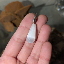 Indlæs billede til gallerivisning Selenit dråbe vedhæng