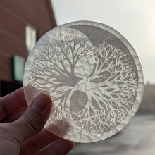 Indlæs billede til gallerivisning Selenit plade med yin yang/ livets træ