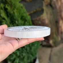 Indlæs billede til gallerivisning Selenit plade med yin yang/ livets træ